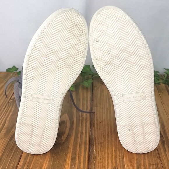 Marc Fisher. Fellow. Women's Size 10. Buffalo Plaid. EUC - Picture 7 of 8